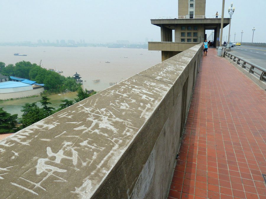 2012年7月17日，南京长江大桥，游客在桥栏上留下甲骨文般的涂鸦。