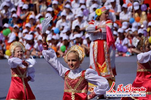 承德国际旅游节开幕式上的白俄罗斯演员的表演 人民网记者 徐星瀚 摄