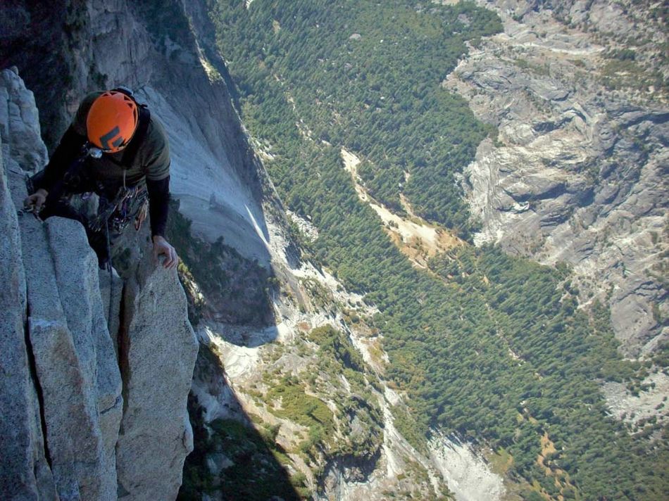 攀岩勇者冒险攀登悬崖绝壁