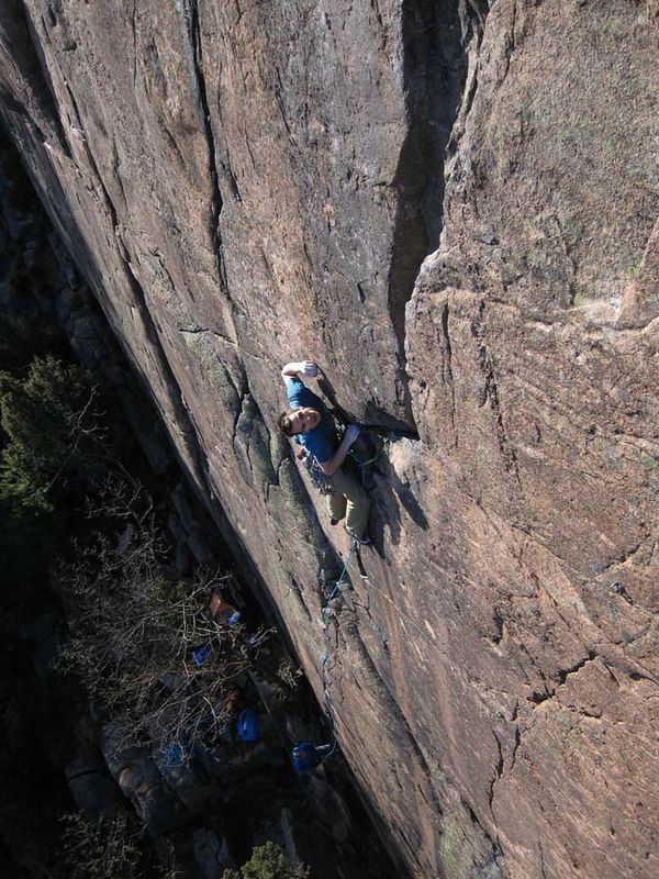 攀岩勇者冒险攀登悬崖绝壁