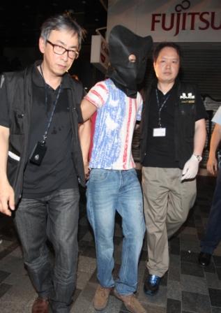 警方凭大厦闭路电视5小时闪电破案，于重庆大厦内拘捕疑涉案的南亚裔男子。