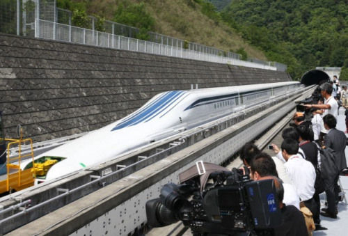日本最新型磁悬浮列车登场，时速为500公里。