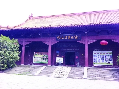 明故宫仿古大殿里竟开旅行社