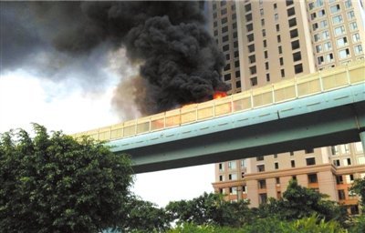 厦门快速公交起火47人遇难 俩高考生被烧伤