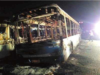 厦门快速公交起火47人遇难 俩高考生被烧伤