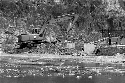 5月30日，十渡。工人们正在河道里修建拦水坝。新京报记者 尹亚飞 摄
