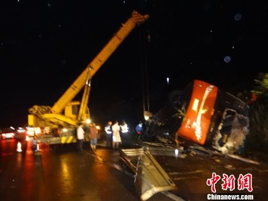 广东旅游大巴桂林境内侧翻致1死12伤