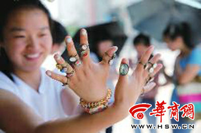 学生自己动手制作的手工艺品“月光宝石”戒指 本报记者 邓小卫 摄