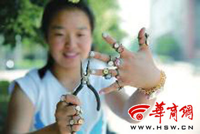 学生八麦制作的戒指 本报记者 邓小卫 摄