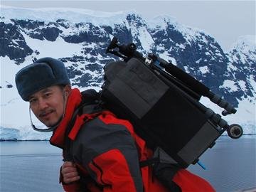 驴友不懂英语13年去82国家 将与梁朝伟游美国