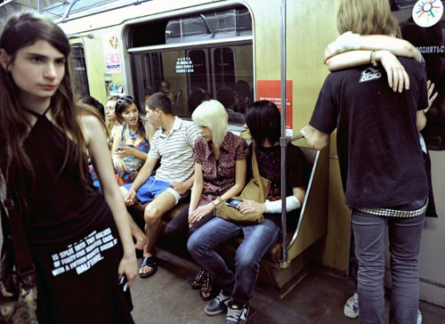 俄罗斯地铁中的青年人