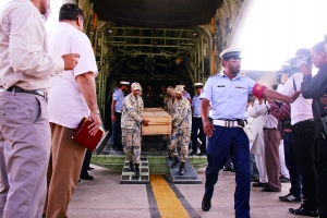 6月23日，在巴基斯坦首都伊斯兰堡，装有遇难中国公民遗体的棺木被抬下飞机。 新华社发
