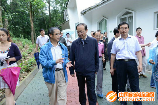 国家旅游局局长邵琪伟为四川全球首对大熊猫双胞胎幼仔取名