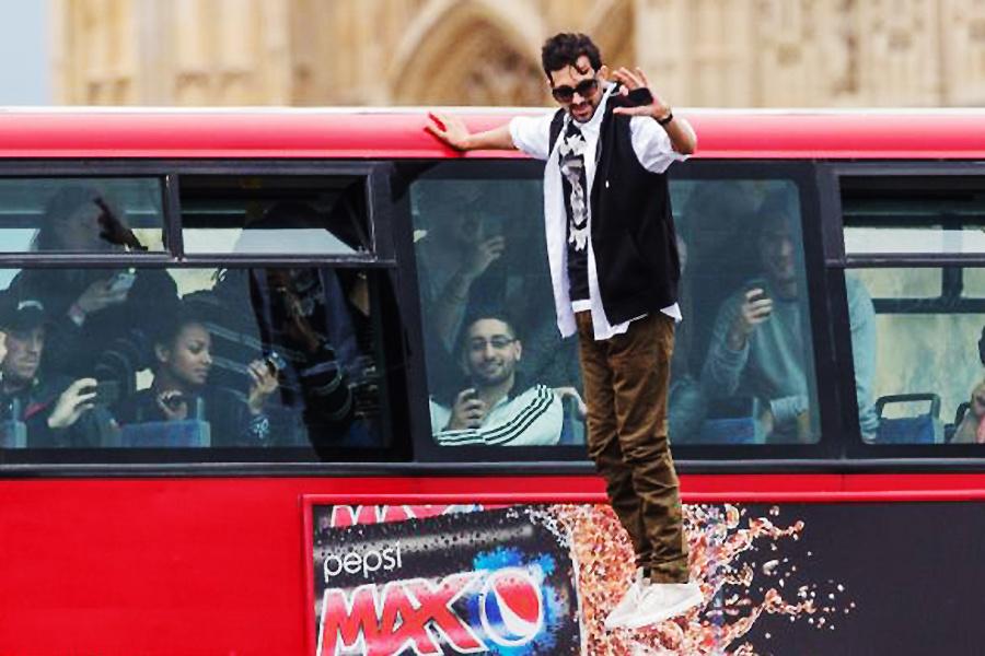 英国魔术师Dynamo搭乘巴士单手支撑“悬浮” 