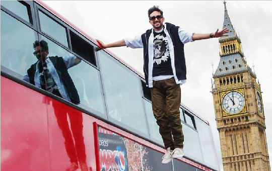 英国魔术师Dynamo搭乘巴士单手支撑“悬浮” 震惊路人
