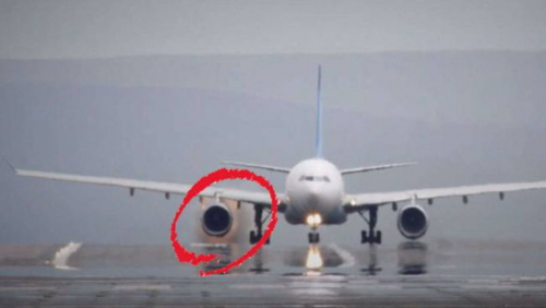 英国一客机发动机起火处理及时未有伤亡(图)