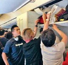 众目睽睽下一名内地男子在赴港飞机上偷钱包