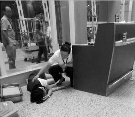 这就是网上流传的地勤受伤躺倒在地的图片。