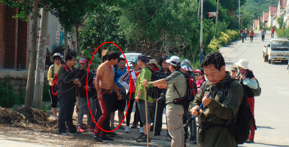 4名游客在栖霞天崮山因不坐观光车遭殴打(图)