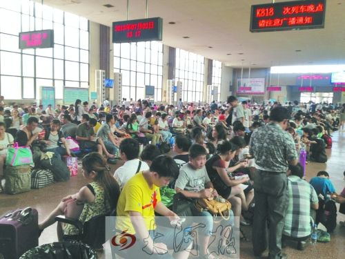 记者实地体验，普通候车厅与豪华候车厅确实是两重天地。