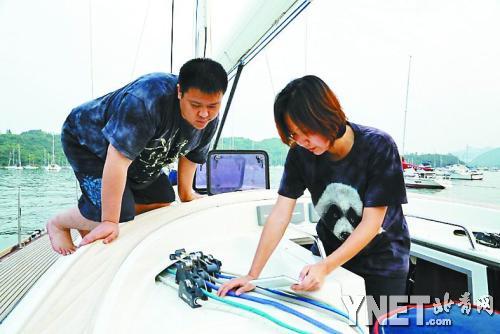 张昕宇和梁红正在修理帆船