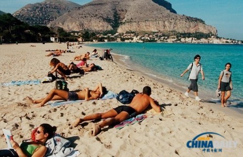 意大利小镇沙滩外禁穿比基尼违者最多罚500欧元