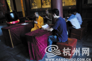 昨天，慈恩寺下院圣财寺，僧人和居士在诵经。 摄影 江玥   