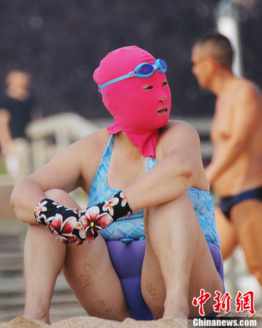 酷暑难耐 青岛海滩再现奇葩“脸基尼”大妈