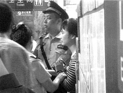 警方控制跳轨女子。读者李先生供图