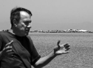 　7月6日，在美国加利福尼亚州旧金山，一名目击者讲述韩国亚洲航空公司客机失事过程。新华社发