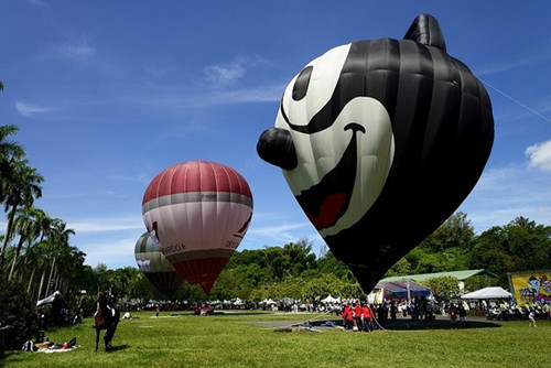 台湾高雄热气球嘉年华起飞民众可体验高空观湖