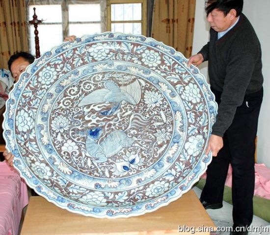 冀宝斋的展品之一 巨型青花大盘