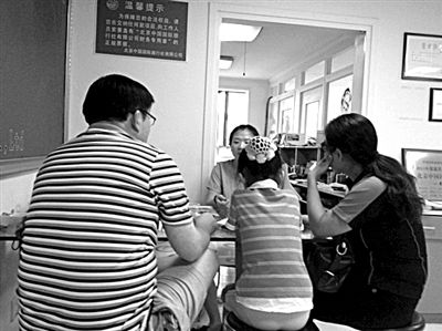 昨日，广渠门外大街，一旅行社员工正向一家三口介绍澳大利亚出国游学行程。