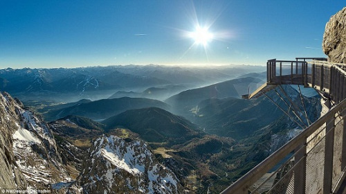 奥地利400米高空建玻璃悬空观景台游客胆战心惊