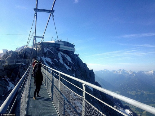 奥地利400米高空建玻璃悬空观景台游客胆战心惊（3）