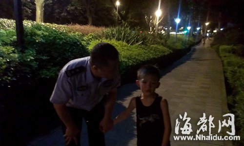 民警领着哭泣的小男孩在西湖公园找爸爸  