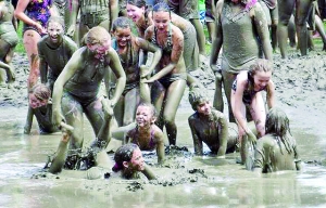 畅玩泥浆日 摇身变“泥猴”