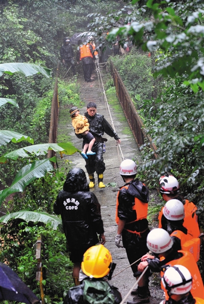 都江堰 滑坡吞没农家乐2死21人失踪