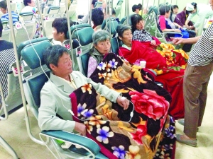 正在医院输液的来京游客。图片来源：中青网