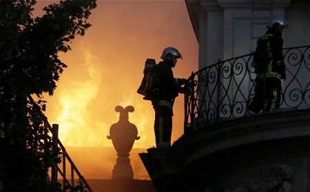 消防员对火灾进行扑救