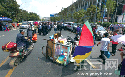 在昨日国际会展中心门外冲突中被掀翻的小贩摊位。