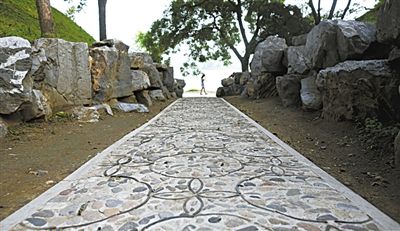 昨日,圆明园福海景区,铺设的鹅卵石路面。