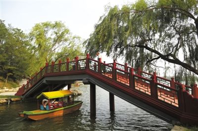 昨日,圆明园西北部的福海景区,游客在福海中坐船游览。这里正在实施环境整治修复工程。本版摄影/新京报记者 浦峰