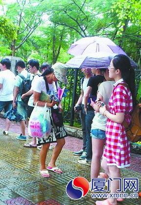 小贩向排队的游客兜售商品