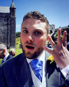 英男子在大堡礁潜泳时丢失婚戒数日后失而复得