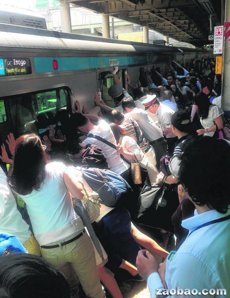 日本东京一火车站有一名妇女被卡在车厢和站台之间的缝隙中。为了救出这名妇女，火车站数十名乘客齐心合力推动32吨重的车厢，终于把妇女救出。