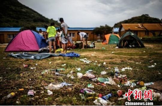 　　图为：温州南麂岛沙滩、草坪上垃圾遍地。　网络截图　摄