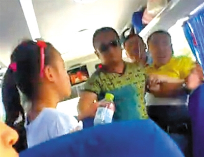 这位导游先生从形象到言行都“黑”得多么一致啊