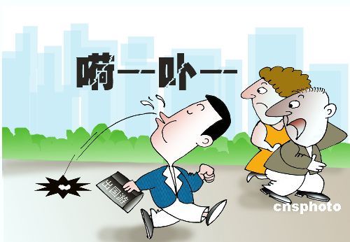 随地吐痰，殊不知在新加坡这是要鞭刑的