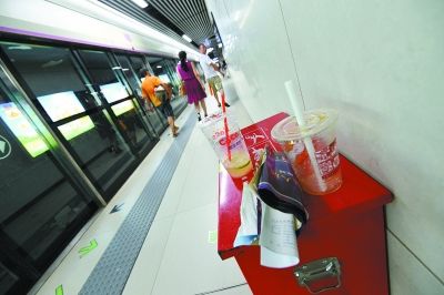 地铁光谷广场站，乘客将饮料杯等垃圾随手丢弃。